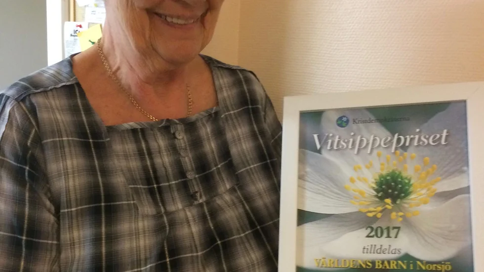Uppmuntran. Gunnel Grahn, Världens Barn, med Kristdemokraternas Vitsippepris. Foto: Privat.