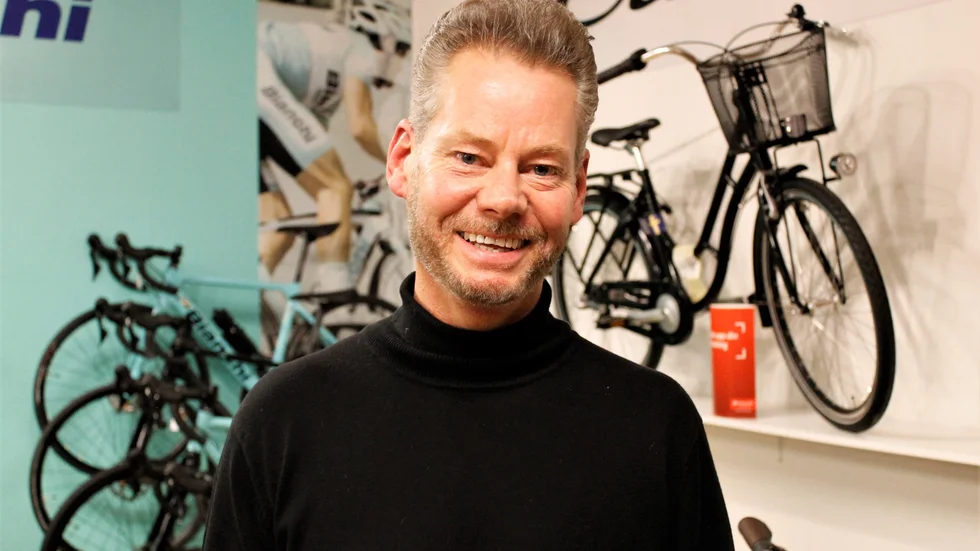 Claes Nilsson, som driver Hasses Cykel i Motala, väljer en ståtlig plastgran som kläs efter mottot "less is more".