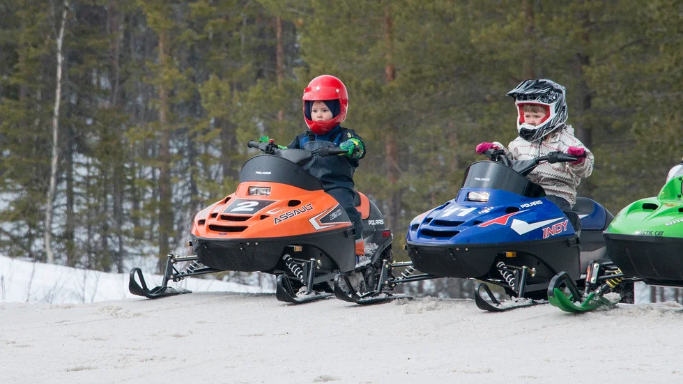 Full fokus. Det ska börjas i tid. Syskonen Harry 3 år och Lilly Holmqvist 5 år från Arvidsjaur deltog i knatterejset som anordnades i pausen.