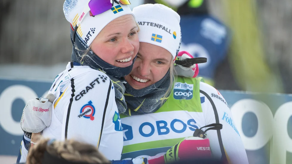 Emma Ribom (till vänster) kramar om Linn Svahn efter ett världscuplopp i Falun förra säsongen. Arkivbild.