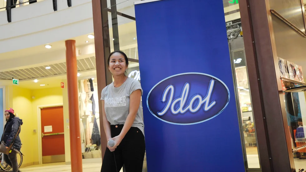 Först ut. Henny Tjernqvist, 16 år, var den första att ta ton. På kvällen besökte "Idol" The Great Northern, för ännu en open mic. Foto: Maria Wallin.