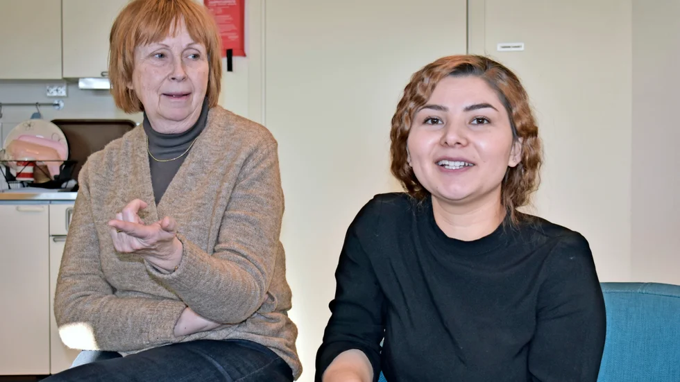 Khateri stöttas. Astrid Sjöström och Khateri Haidari, som flytt från Afghanistan, har ofta kontakt med varandra.