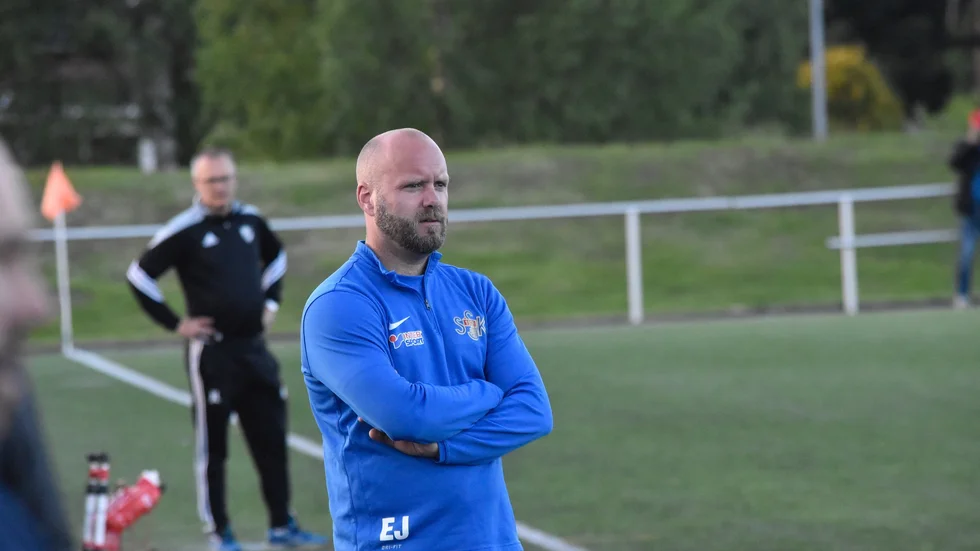 Besviken. Sunnanås tränare Eirk Jansén var besviken efter storförlusten. Foto: Kent Vikström.