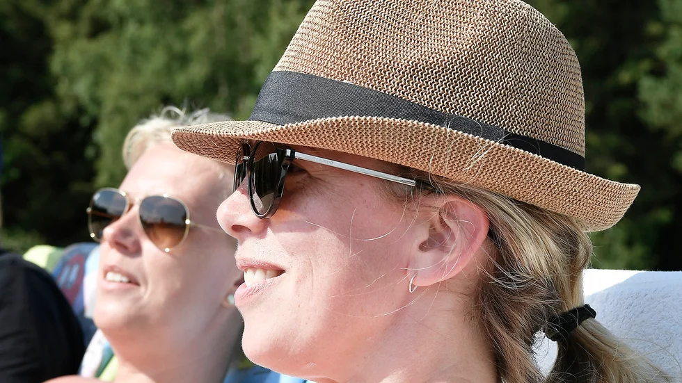 Äntligen! Tycker Mie Persson och Nina Lindgren om torsdagens väder. ”och ingen sommar utan Skatan”, säger Mie Persson. Foto: Jeanette Lövgren.