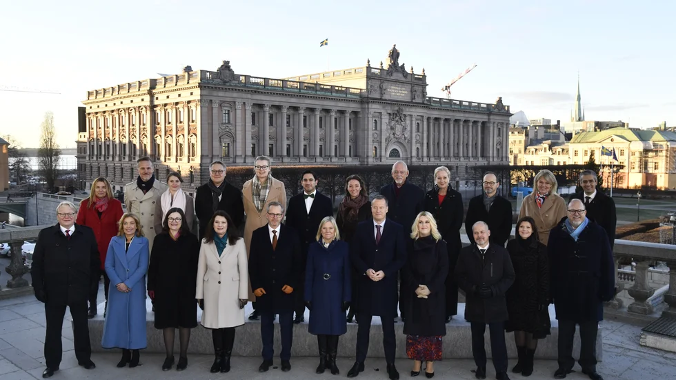 Statsministern och hennes 22 statsråd är laddade inför valåret 2022. Övre raden från vänster: Anna-Caren Sätherberg, landsbygdsminister, Max Elger, finansmarknadsminister, Ida Karkiainen, civilminister, Johan Danielsson, bostadsminister och biträdande arbetsmarknadsminister, Lina Axelsson Kihlblom, skolminister, Ardalan Shekarabi, socialförsäkringsminister, Matilda Ernkrans, biståndsminister, Hans Dahlgren, EU-minister, Jeanette Gustafsdotter, kulturminister, Tomas Eneroth, infrastrukturminister, Anna Hallberg, utrikeshandelsminister och minister för nordiska frågor samt Khashayar Farmanbar, energi- och digitaliseringsminister. Undre raden från vänster: Peter Hultqvist, försvarsminister, Annika Strandhäll, klimat- och miljöminister, Anna Ekström, utbildningsminister, Ann Linde, utrikesminister, Mikael Damberg, finansminister, Magdalena Andersson, statsminister, Anders Ygeman, integrations- och migrationsminister samt idrottsminister, Lena Hallengren, socialminister, Morgan Johansson, justitie- och inrikesminister, Eva Nordmark, arbetsmarknads- och jämställdhetsminister samt Karl-Petter Thorwaldsson, näringsminister,