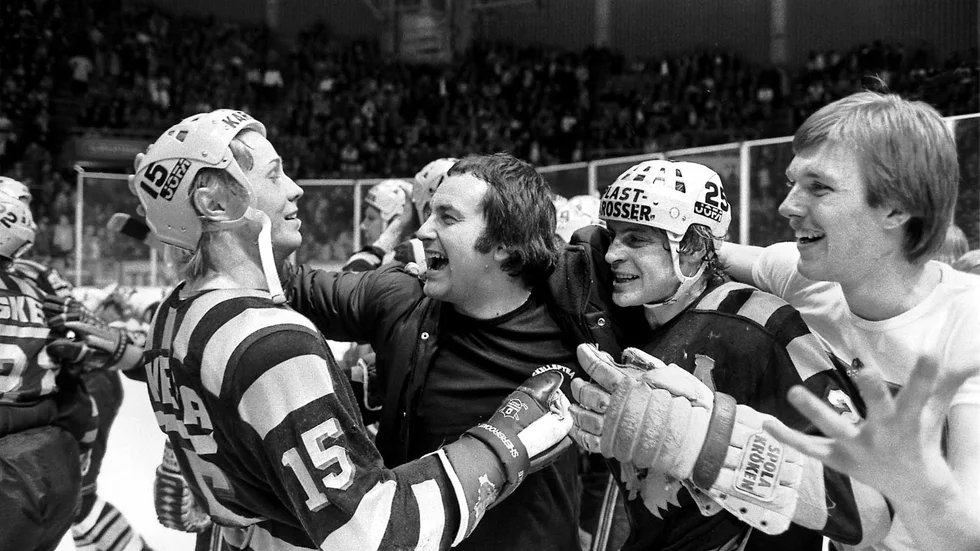 Skellefteå AIK:s guldhjälte Lasse Nyström på väg att omfamnas av lagledaren Lennart Lindström och Christer Johansson.