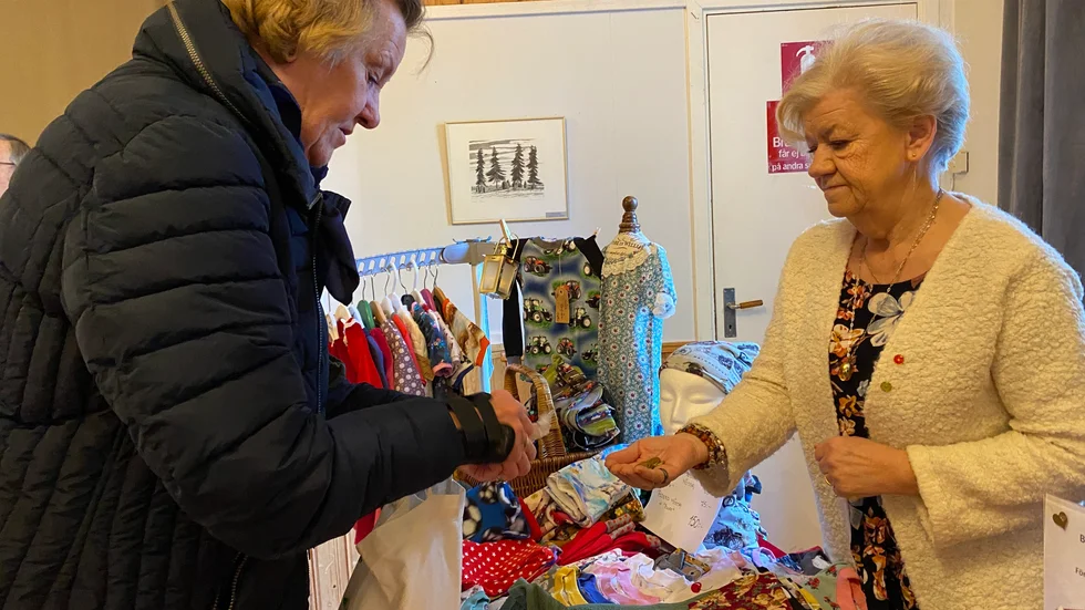 Gunbritt Karlström gjorde fynd på hantverksmarknaden i Boglösa bygdegård. Bland annat köpte hon spishanddukar av Yvonne Johansson.