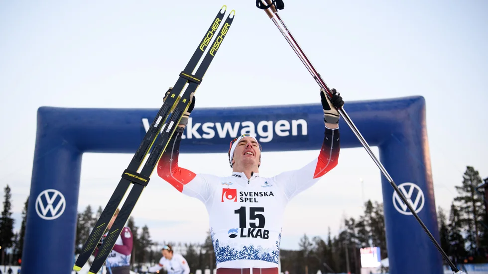 Johan Häggström jublar efter sin premiärseger i Gällivare.