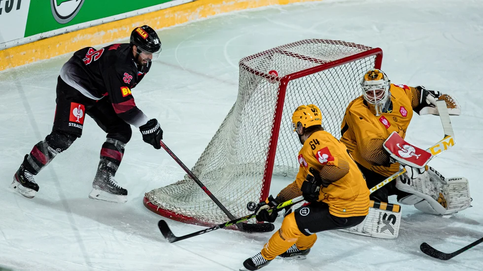 Gustaf Lindvall överlistas av Michal Repik som gick köksvägen till 1–0 i första perioden.