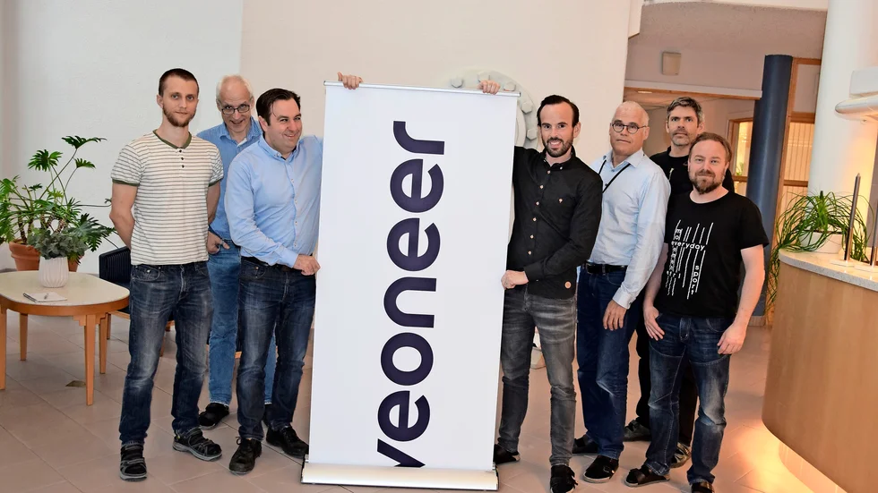 Veoneer skyltar upp i Skellefteå, fr v Anders Marklund, Ulf Ranggård, Jonas Wihlbeck, Viktor Noorlnder, Tord Kristoffersson,  Jörgen Andersson och Niklas Lindström.