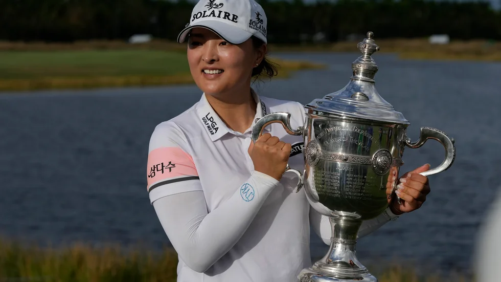 Ko Jin-Young, Sydkorea, fick lyfta bucklan som årets spelare på USA-touren efter segern i tourfinalen.
