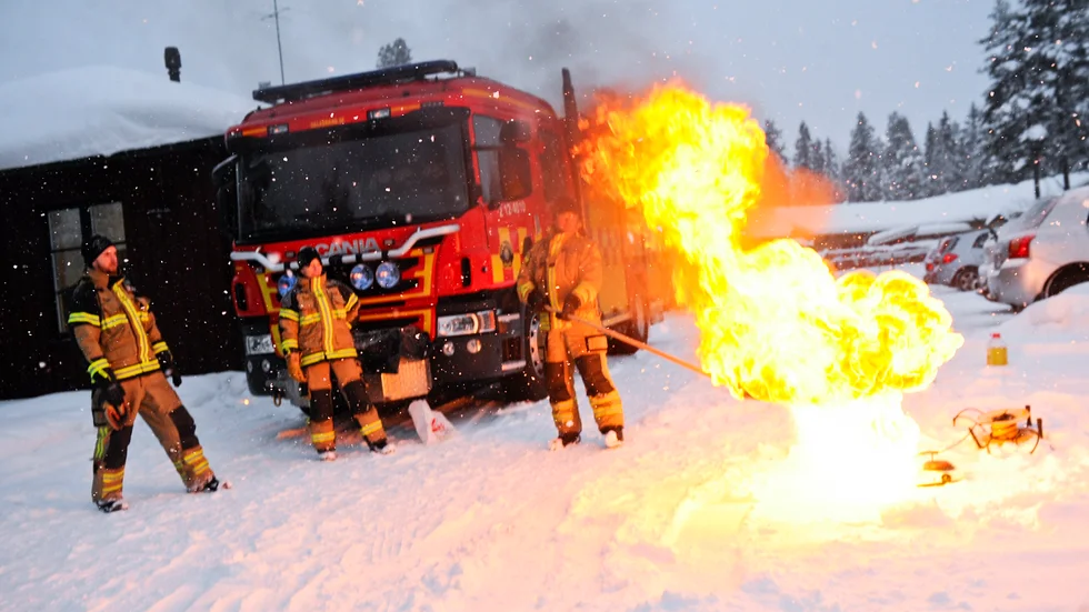 Niklas Erholtz, Kicki Lundqvist och Fredrik Lillbacka, Skellefteå Räddningstjänst, informerade och visade brandbilens funktioner.