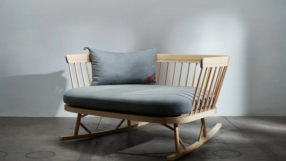 Möbeldesignföretaget Normada lanserar en 3D-printad kollektion. Först ut är en gungsoffa i trä samt en bricka i trä och renskinn, båda tillgängliga från och med den 25 november. 