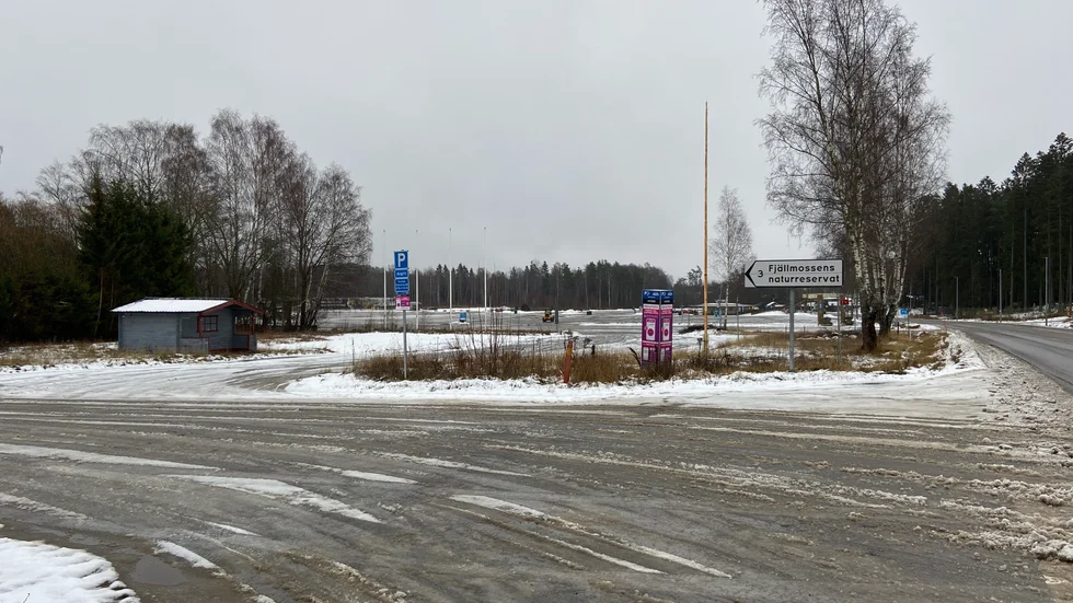 Ägaren av den lilla parkeringen har servitut till och från djurparksparkeringen.