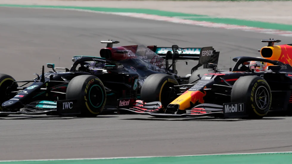 Lewis Hamilton och Max Verstappen i en av många dueller under 2021.