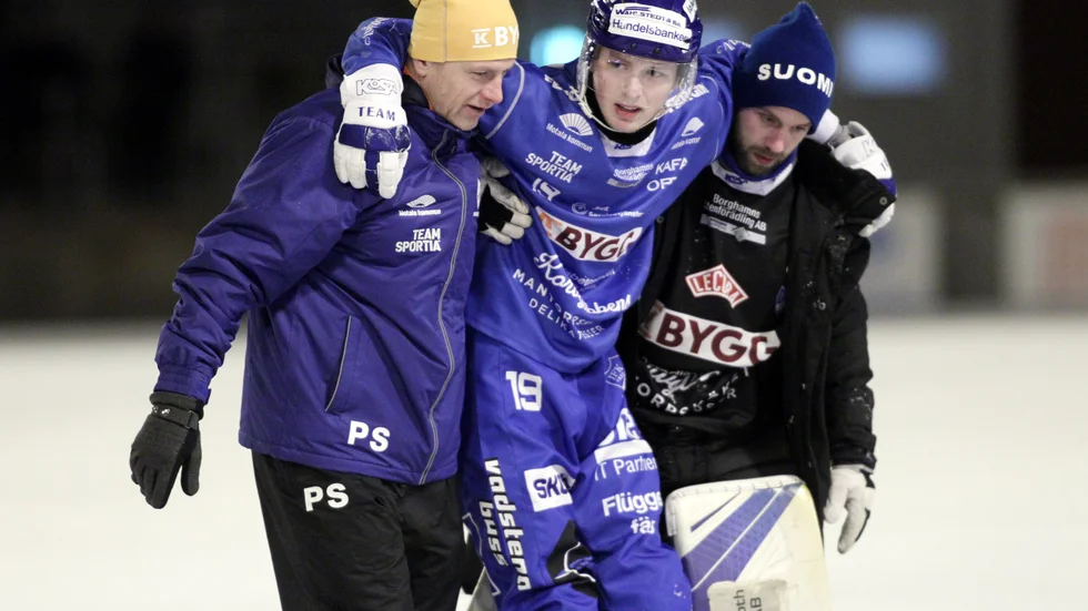 Alex Höög leds ut i första halvlek mot Rättvik, av assisterande tränaren Patrik Spångberg och målvakten Jussi Aaltonen. Nu befaras Höög vara allvarligt knäskadad.