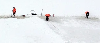 Isen sågas upp för simmare