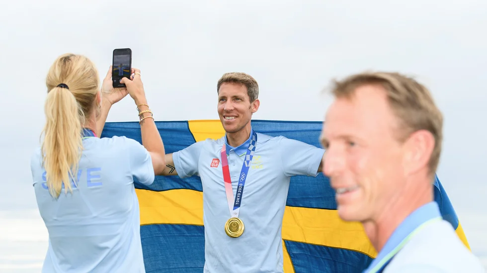 Henrik von Eckermann, Malin Baryard Johnsson (med mobilen) och Peder Fredricson fick ta emot Bragdguldet under tisdagen.