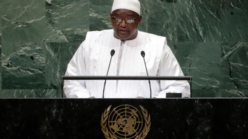 Gambias president Adama Barrow ser ut att bli omvald. Arkivbild.