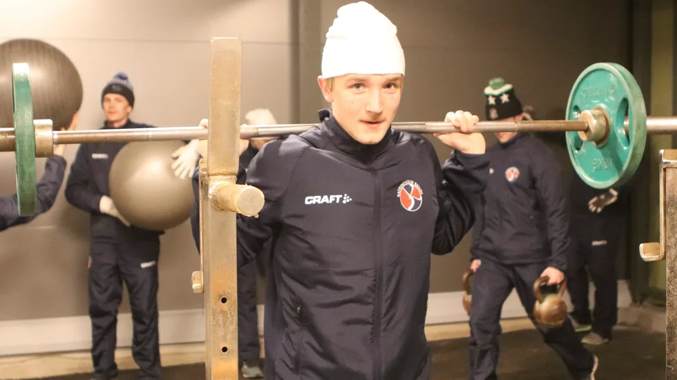 Gustav Danielsson i styrketråningsrummet före träningen. Han har spelat både mittfält och halv i de senaste matcherna och nu lutar det åt att han blir halv igen i helgens dubbelmöten med Lidköping och UNIK.