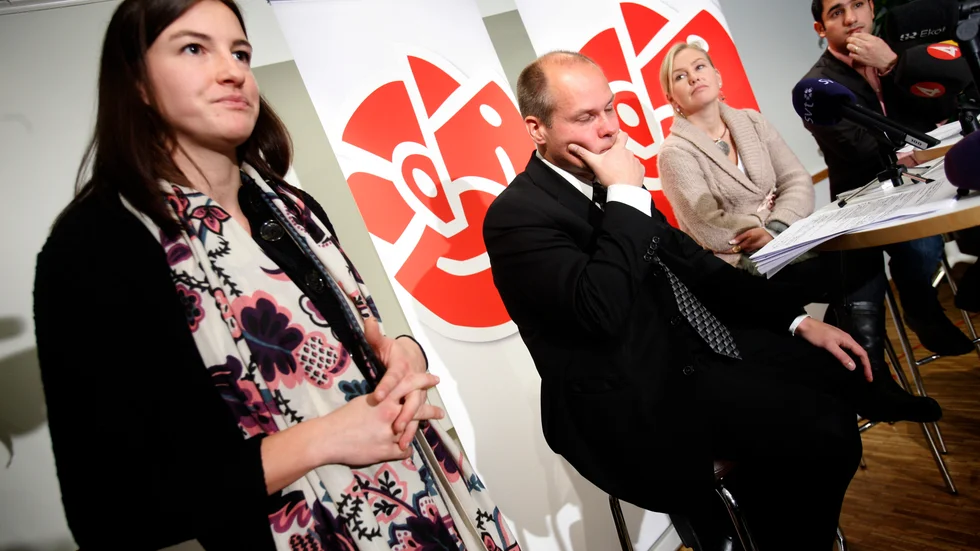 Krisstämning á la december 2010 i S. Längst till vänster i bild Kajsa Borgnäs. Vi ser också kriskommissionsmedlemmarna Morgan Johansson, Anna Johansson och Ardalan Shekarabi.