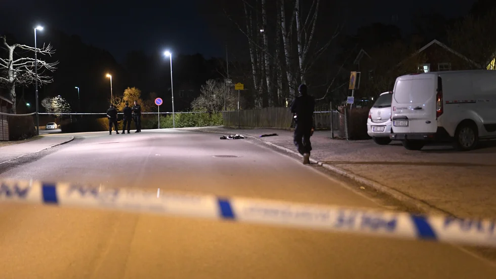 Här, på Litslenavägen i Fanna sköts mannen av polis i slutet av mars i år.