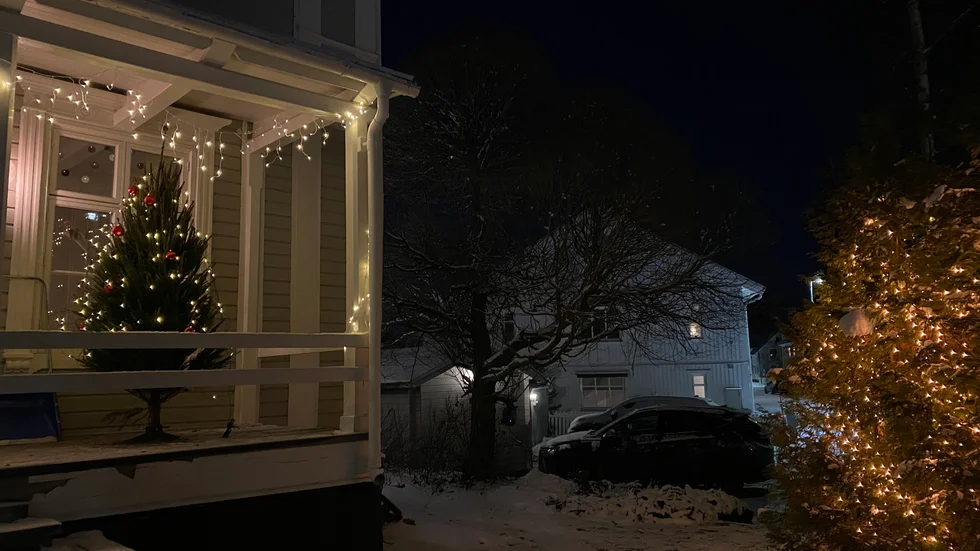 "Den brukar välta så efter några år har vi lärt oss att man får ha en riktigt tung fot och så spikar vi fast med den stora spikar som man böjer ned. Det är hål i gjutjärnsfoten så man böjer så att den verkligen hakar fast", säger Lena Abrahamsson om den avancerade anordningen.