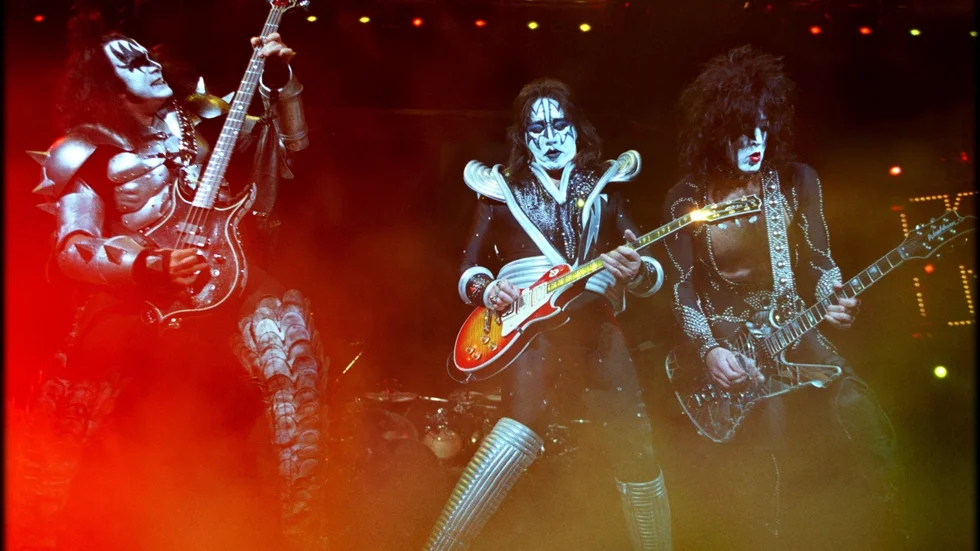 Ace Frehley, i mitten, tillsammans med Gene Simmons och Paul Stanely i originaluppsättningen av Kiss där också trummisen Peter Criss ingick. Nästa sommar kommer Ace Frehley till Skogsröjet i Rejmyre. 