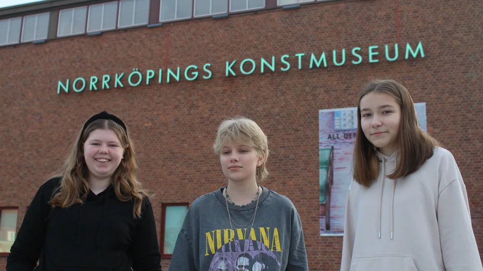 Alva Magnusson, Moa Göhl och Arina Nikonova framför Norrköpings konstmuseum där de nu ställer ut sin konst.