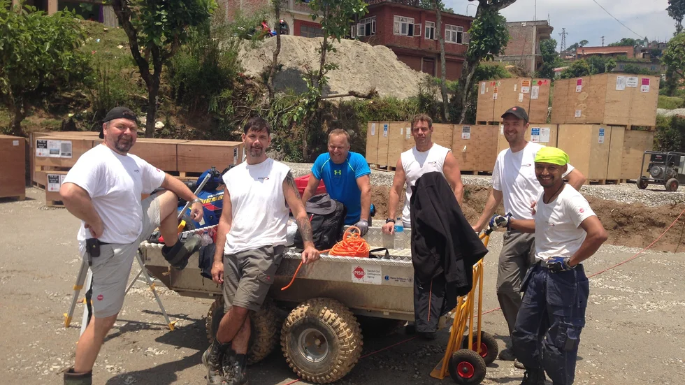 MED KAMRATERNA På plats i Nepal från vänster: Tord, Peter, Tomas, Björn och David tillsammans med Sema Panboon längst till höger. Foto: Privat.