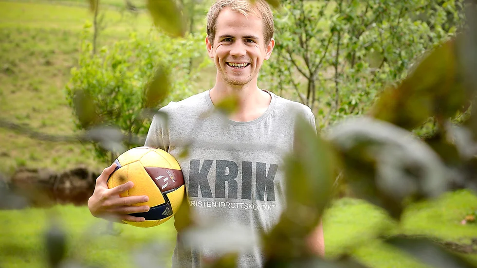 Troende. Stenlund ska börja studera Teologi i Örebro efter resan till Ryssland. Och det är tron som för honom till fotbollskolan. Foto: Leif Andersson.