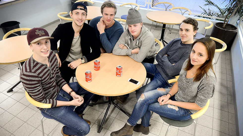Kakplan hänger kvar. Kakplan lever så länge det finns elever. Fr v William Lundgren, Norsjö, Johan Lundkvist, Boliden, Ludvig Stenberg, Boliden, Tommy Eriksson, Storkågeträsk, Niklas Gustavsson, Åmliden och Viktoria Lundgren, Norsjö. Foto: Leif Andersson.