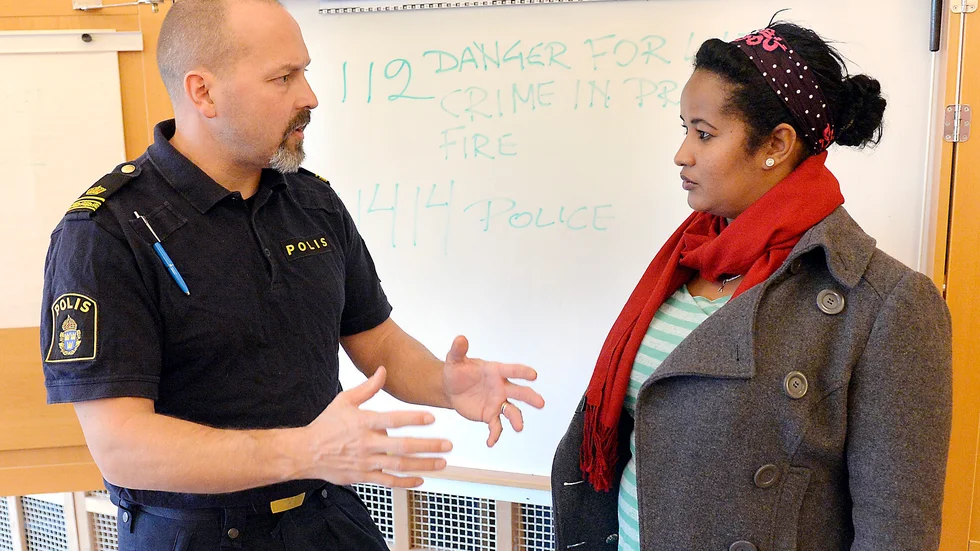 Körkort? Polisen redogjorde för körkortsutbildningens vindlingar för Selam Haile från Eritrea. Foto: Ulf Johansson.