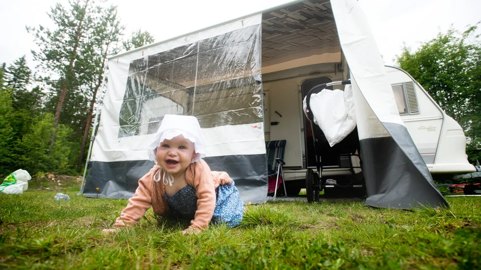 Börjar tidigt. Tio månader gamla Selma Bakken njuter av sin första husvagnssemester. Foto: Lina A Andersson.