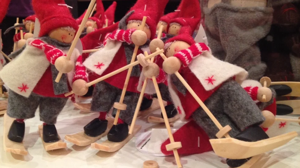 Julhets. Inte ens souvenirtomtarna kan ta det lugnt.
