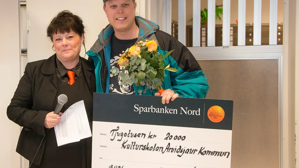 Kulturskolan. Peter Stenlund tog för Kulturskolans räkning emot 20 000 kronor när Sparbanken Nord på torsdagen delade ut medel till olika framtidssatsningar i Arvidsjaur. Foto: Foto: GÖRAN WESTERLUND.