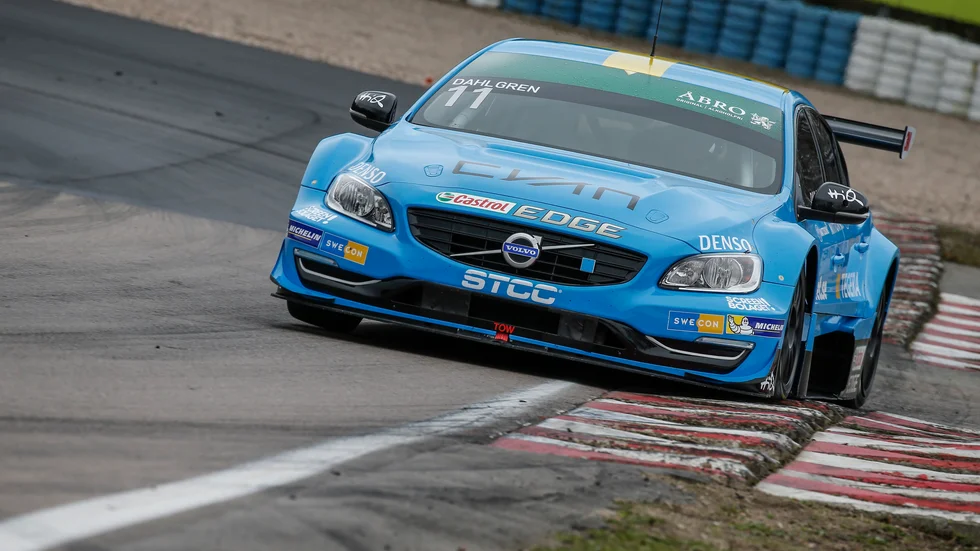 Ingen ringrost. Det var mer än ett år sedan Robert Dahlgren körde ett tävlingsrace. På lördag i Skövde är det comeback i samband med STCC-premiären. Foto: Tony Welam.