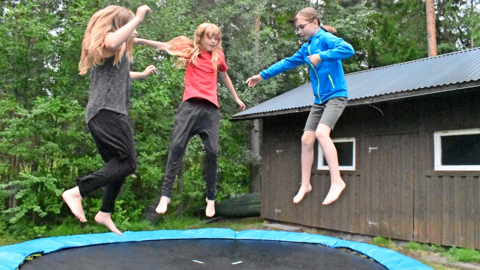 Studsmatta. Saga Walter, Tindra Johansson och Elsa Lindgren hoppar vant på studsmattan. Foto: Veronica Häggmark.