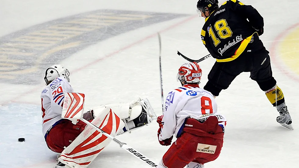 Henrik Lundberg till höger om en bortfintad målvakt.