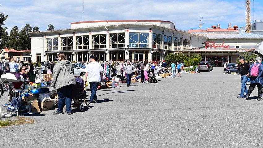 Söndagens loppis på Folkparken lockade ett 50-tal säljare och många besökare.Foto: Elisabeth Eriksson.