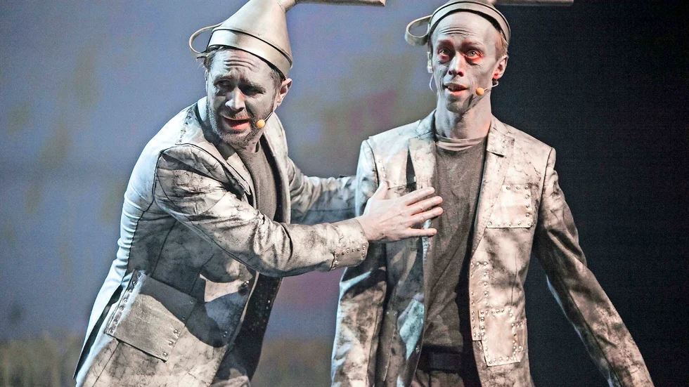 Charmar. Det homosexuella plåtgubbeparet (spelat av Daniel Holmberg och Johan Svangren) charmar publiken, trots att de förlorat sitt hjärta till den elaka häxan.