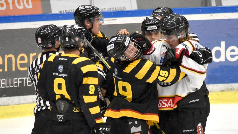 Bråkigt. AIK:s målskytt Carl Darnell åker på en snyting framför kassen.
