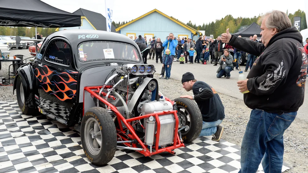 Mullrade. Mikael Hedqvist gör tummen upp då föraren Jonas Lundberg startar hans dragracingbil, en Willys Coupé årsmodell 1941. Foto: Carina Kvist.