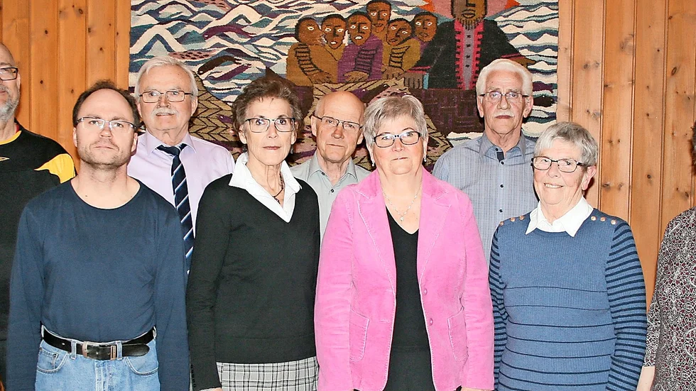 Vårsånger. Bastuträsk kyrkokör medverkade vid vårbasaren. Björn Fahlgren, Jörgen Olsson, ledare för kören, Kent Wikström, Eva Karlsson, Bertil Karlsson, Birgitta Lundmark, Henrik Lundgren, Elsie Warg och Lilly Karlsson.