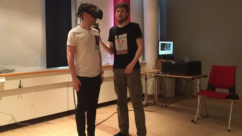 Ser du dem? Inte, det är ju zombies överallt. Andreas Lundgren testar en virtuell skräckvärld, och guidas av Erik Okfors. Foto: Johan Carlsson.