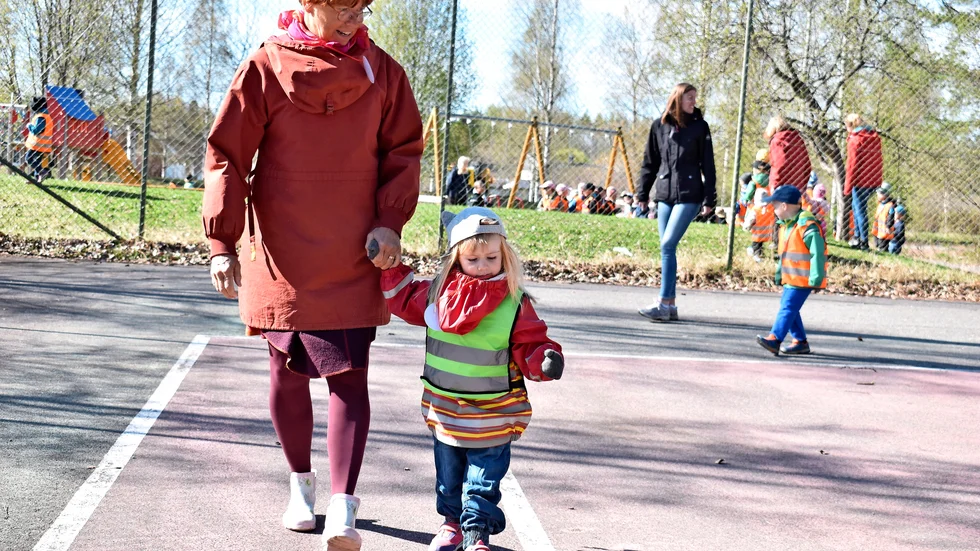 Koncentration Britta Wiklund hjälper Tyra Sundkvist, 3 år att gå i baklängesmarschen. Foto: Veronica Häggmark.