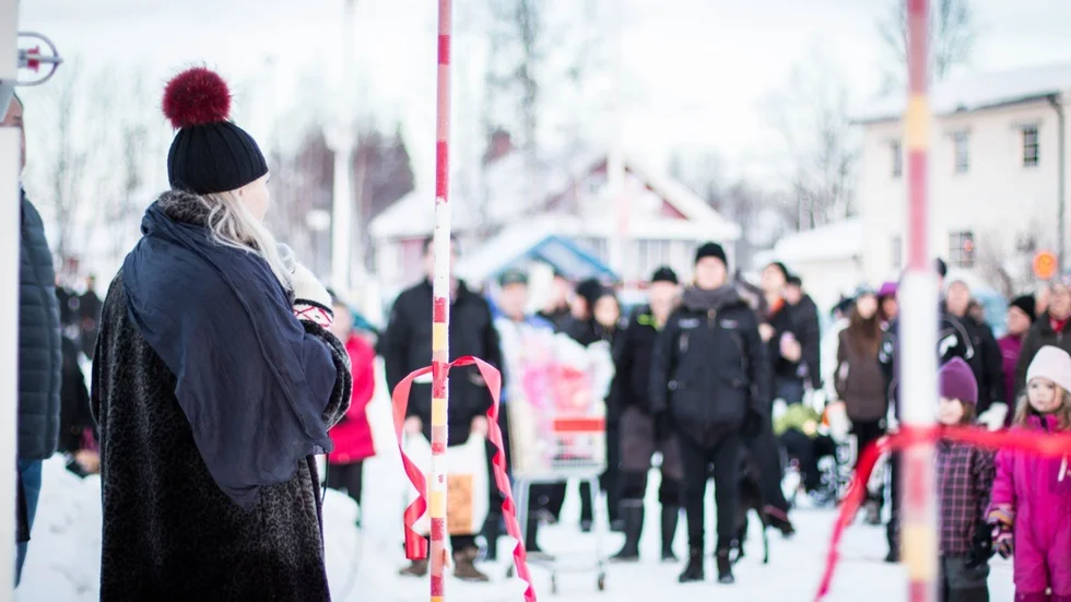 Anna-Karin Horney håller tal inför en bred publik. Foto: Linn Fjellner.