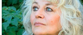 Ann-Kristin Hedmark gästar Burträsk för att bjuda på vissång och latinotoner