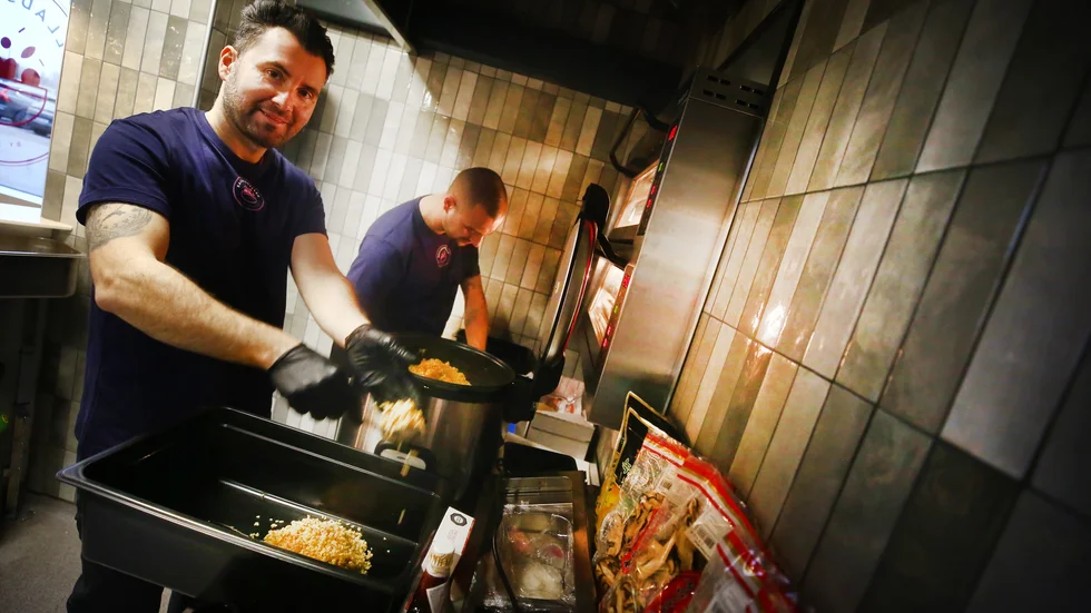 "Tanken är att det ska vara ett bättre alternativ, en matigare sallad. Istället för snabbmat drar man en sallad", säger Charbel Haddad, till vänster i bild. Till höger kollegan Marko Rajcic.