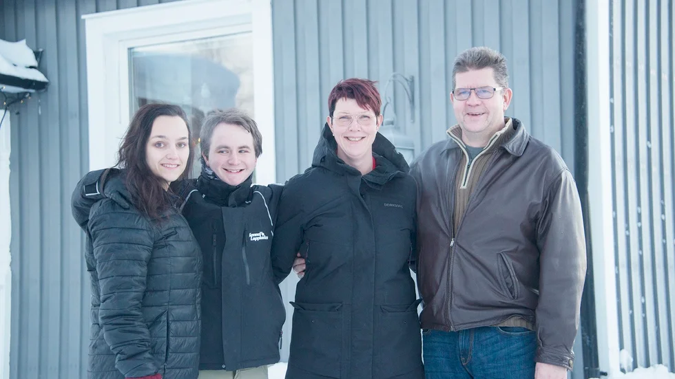 Nadjezda, Gustav, Eva och Patrik Löf hemma i Glommersträsk.